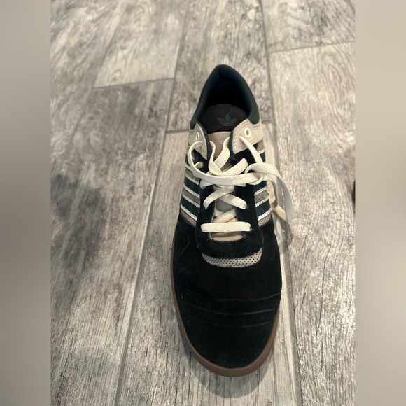 SALE💸💙💙Adidas skate boarding men’s black, green and cream. - Picture 2 of 16